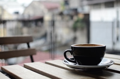 白天棕色木桌上红陶茶杯和茶盘的选择性聚焦摄影